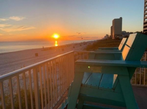 COUPLES GETAWAY, HONEYMOON SWEET, Perfectly Cozy Beach Front Condo with kitchen, pool, free parking,CHECK-IN AT DOOR